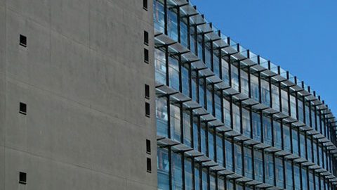 Moderne Gebäudefassade aus Sichtbeton und Glas
