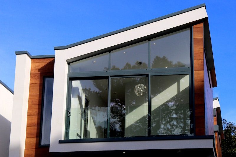 Modernisierte Hausfassade mit Glasfront und Holzverkleidung